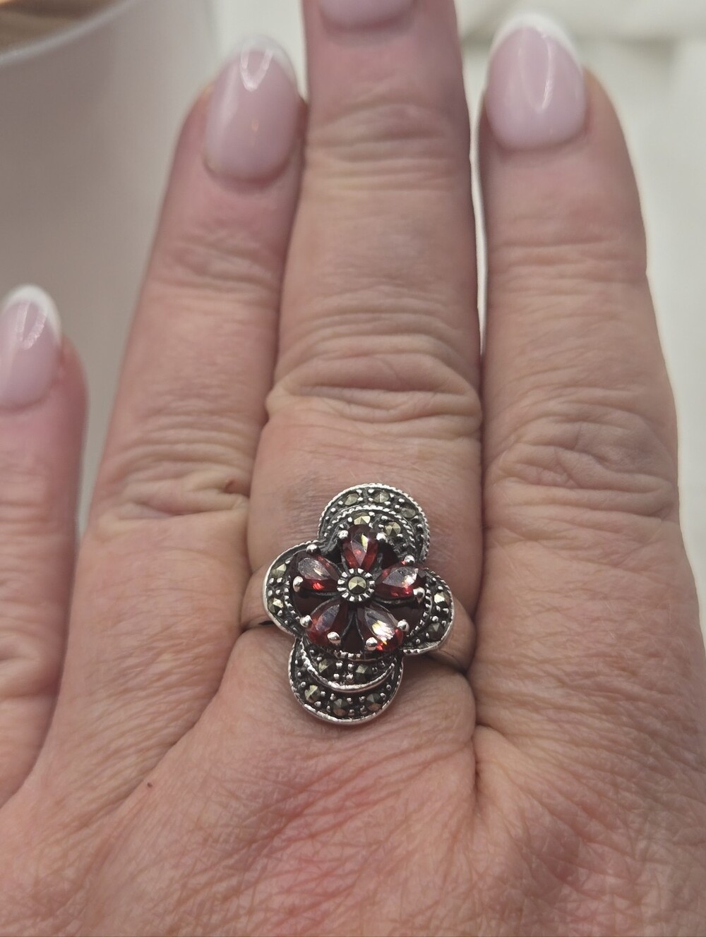 Sterling Silver Garnet Floral Ring - Deep Red Gemstone Design Marked 925 Size 10 - Picture 3 of 4